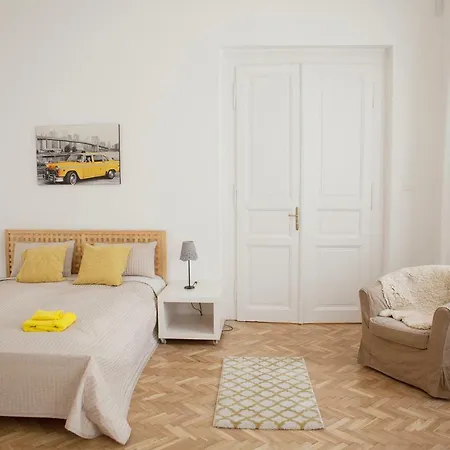 Downtown Parliament Apartment *