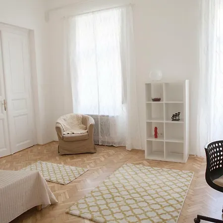 Downtown Parliament Apartment
