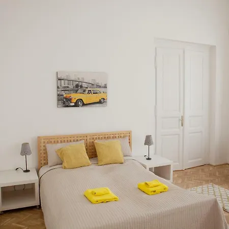 Downtown Parliament Apartment